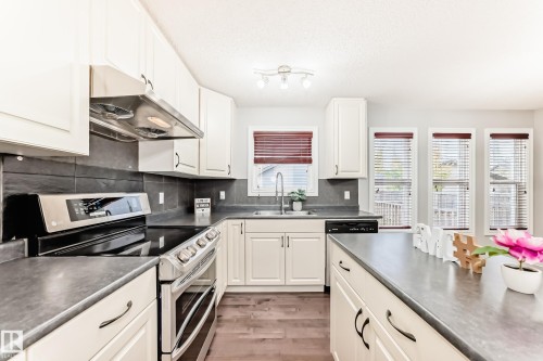 1515 Towne Centre Boulevard, Edmonton, AB - Indoor Photo Showing Kitchen