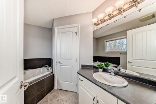 1515 Towne Centre Boulevard, Edmonton, AB - Indoor Photo Showing Bathroom