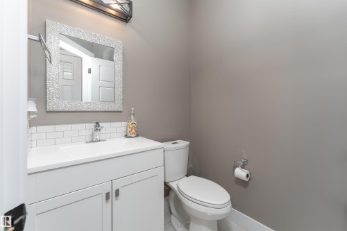 10706 67 Avenue, Edmonton, AB - Indoor Photo Showing Bathroom