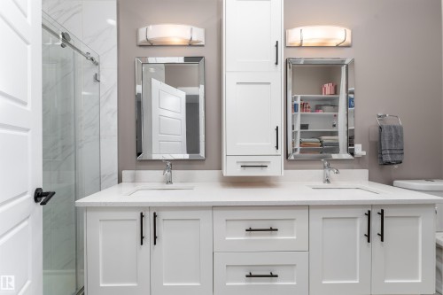 10706 67 Avenue, Edmonton, AB - Indoor Photo Showing Bathroom