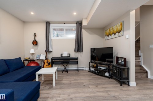 10706 67 Avenue, Edmonton, AB - Indoor Photo Showing Living Room