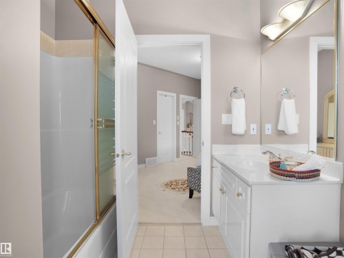 255 Wilson Lane, Edmonton, AB - Indoor Photo Showing Bathroom