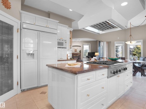 255 Wilson Lane, Edmonton, AB - Indoor Photo Showing Kitchen