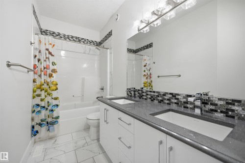 5169 Mullen Road, Edmonton, AB - Indoor Photo Showing Bathroom