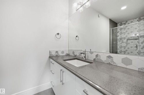 5169 Mullen Road, Edmonton, AB - Indoor Photo Showing Bathroom