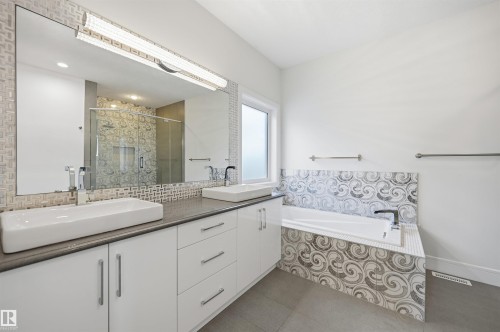 5169 Mullen Road, Edmonton, AB - Indoor Photo Showing Bathroom