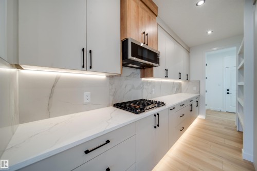 20 Blackbird Bend, Fort Saskatchewan, AB - Indoor Photo Showing Kitchen With Upgraded Kitchen