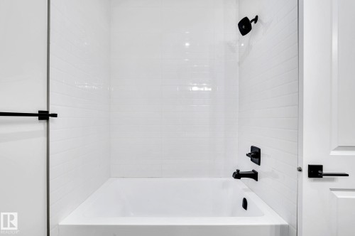 24 104 Allard Link, Edmonton, AB - Indoor Photo Showing Bathroom