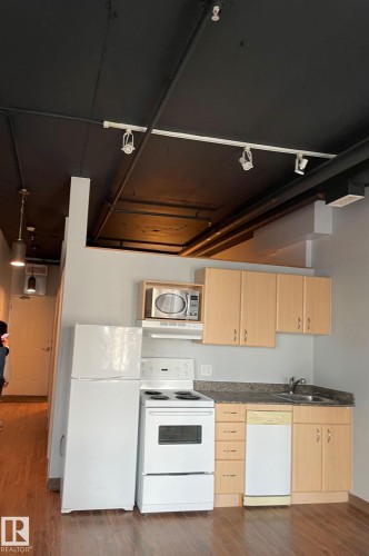 1013 10024 Jasper Avenue, Edmonton, AB - Indoor Photo Showing Kitchen
