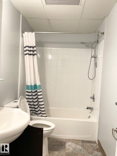 1013 10024 Jasper Avenue, Edmonton, AB - Indoor Photo Showing Bathroom