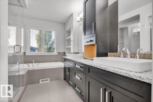 7142 May Cr, Edmonton, AB - Indoor Photo Showing Bathroom