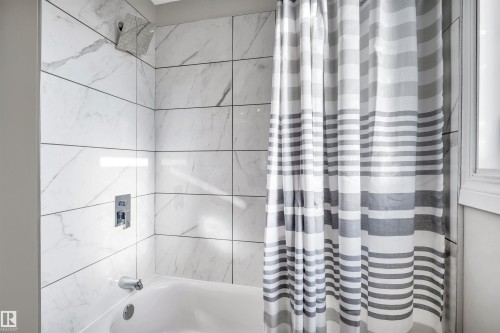 16208 87 Avenue, Edmonton, AB - Indoor Photo Showing Bathroom