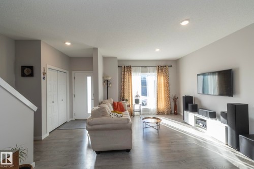 2463 Kelly Circle Circle, Edmonton, AB - Indoor Photo Showing Living Room