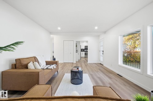 13507 124 Avenue, Edmonton, AB - Indoor Photo Showing Living Room
