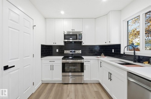13507 124 Avenue, Edmonton, AB - Indoor Photo Showing Kitchen