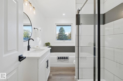 13507 124 Avenue, Edmonton, AB - Indoor Photo Showing Bathroom
