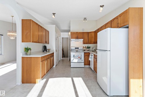 13851 131 Avenue, Edmonton, AB - Indoor Photo Showing Kitchen