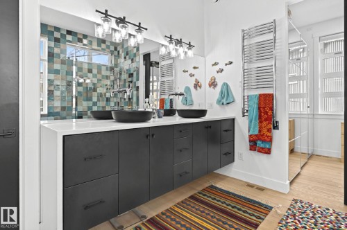 7222 119 Street, Edmonton, AB - Indoor Photo Showing Bathroom