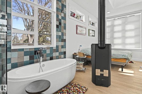 7222 119 Street, Edmonton, AB - Indoor Photo Showing Bathroom