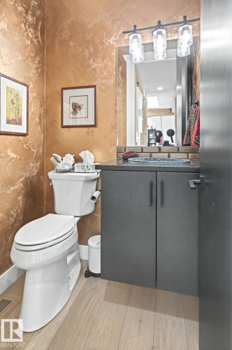 7222 119 Street, Edmonton, AB - Indoor Photo Showing Bathroom