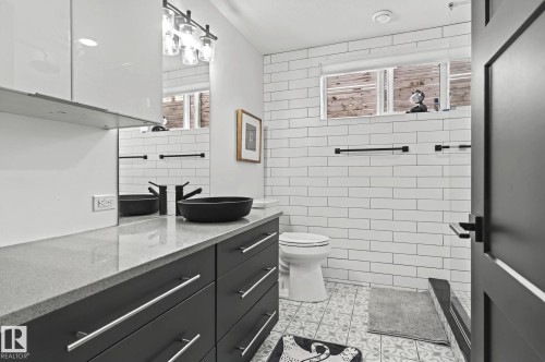 7222 119 Street, Edmonton, AB - Indoor Photo Showing Bathroom