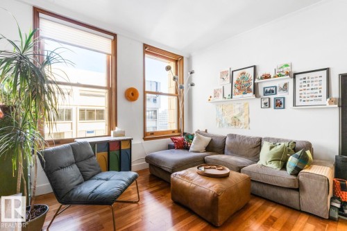 909 10134 100 Street, Edmonton, AB - Indoor Photo Showing Living Room