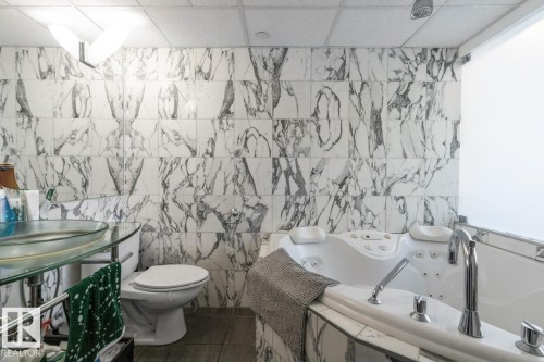 909 10134 100 Street, Edmonton, AB - Indoor Photo Showing Bathroom