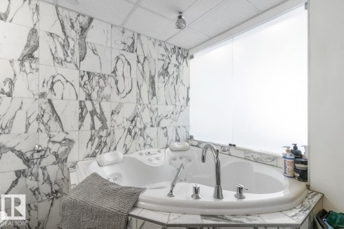 909 10134 100 Street, Edmonton, AB - Indoor Photo Showing Bathroom