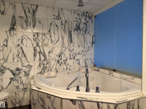 909 10134 100 Street, Edmonton, AB - Indoor Photo Showing Bathroom