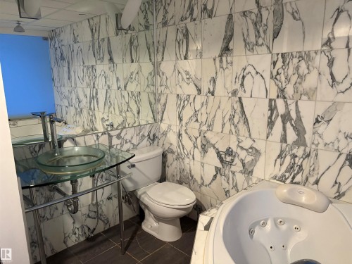 909 10134 100 Street, Edmonton, AB - Indoor Photo Showing Bathroom