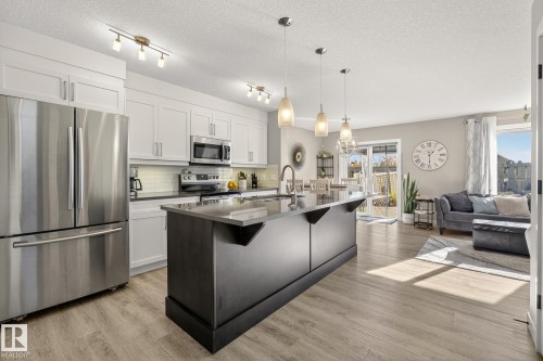 7139 Cardinal Way, Edmonton, AB - Indoor Photo Showing Kitchen With Upgraded Kitchen