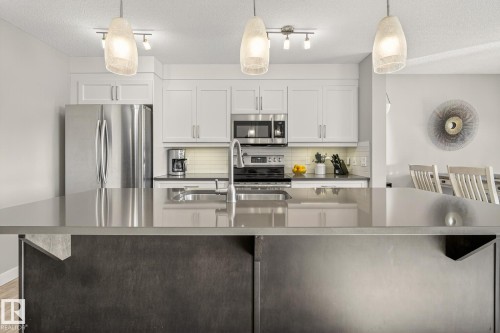 7139 Cardinal Way, Edmonton, AB - Indoor Photo Showing Kitchen With Upgraded Kitchen