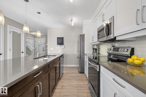 7139 Cardinal Way, Edmonton, AB - Indoor Photo Showing Kitchen With Double Sink With Upgraded Kitchen
