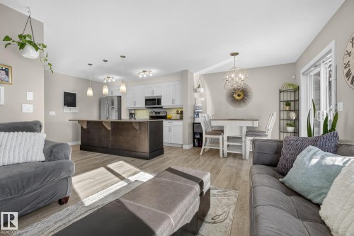 7139 Cardinal Way, Edmonton, AB - Indoor Photo Showing Living Room