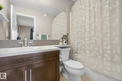 7139 Cardinal Way, Edmonton, AB - Indoor Photo Showing Bathroom