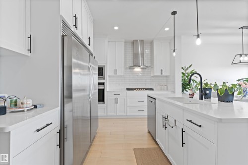 3427 Craig Landing, Edmonton, AB - Indoor Photo Showing Kitchen With Upgraded Kitchen