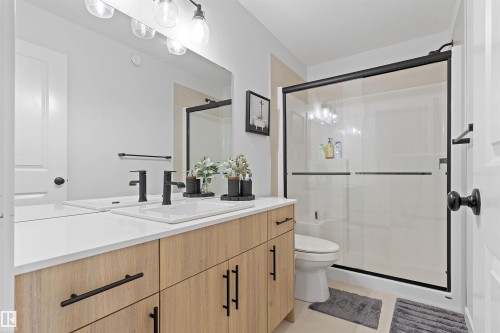 3427 Craig Landing, Edmonton, AB - Indoor Photo Showing Bathroom
