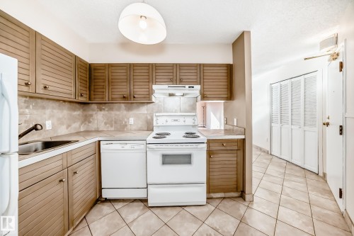 208 10149 Saskatchewan Drive, Edmonton, AB - Indoor Photo Showing Kitchen