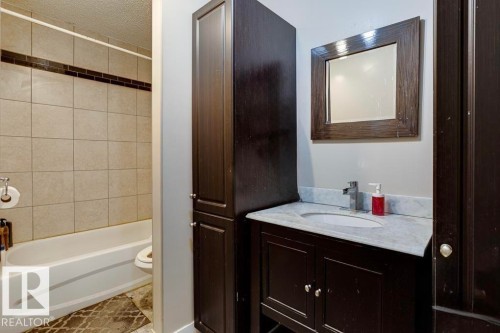 10934 76 Avenue, Edmonton, AB - Indoor Photo Showing Bathroom