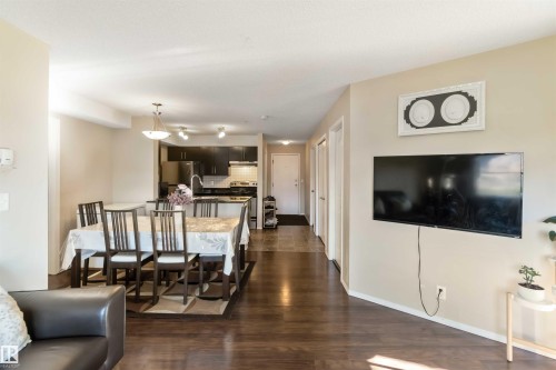 210 530 Watt Boulevard, Edmonton, AB - Indoor Photo Showing Living Room