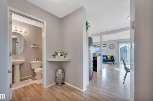 5933 164 Avenue, Edmonton, AB - Indoor Photo Showing Bathroom