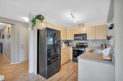 5933 164 Avenue, Edmonton, AB - Indoor Photo Showing Kitchen With Double Sink
