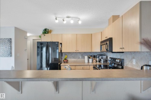 5933 164 Avenue, Edmonton, AB - Indoor Photo Showing Kitchen