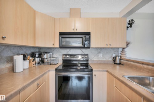 5933 164 Avenue, Edmonton, AB - Indoor Photo Showing Kitchen