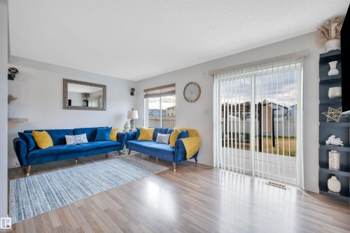 5933 164 Avenue, Edmonton, AB - Indoor Photo Showing Living Room