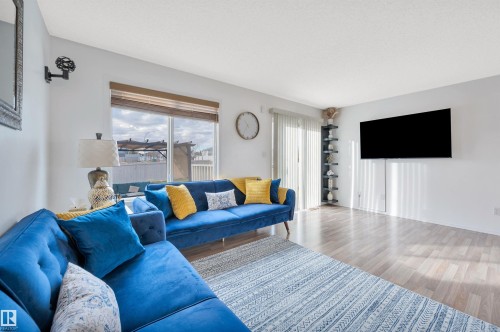 5933 164 Avenue, Edmonton, AB - Indoor Photo Showing Living Room
