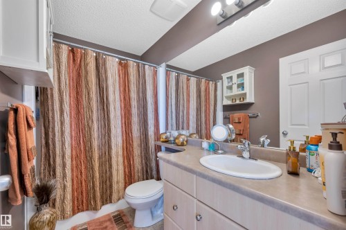 5933 164 Avenue, Edmonton, AB - Indoor Photo Showing Bathroom