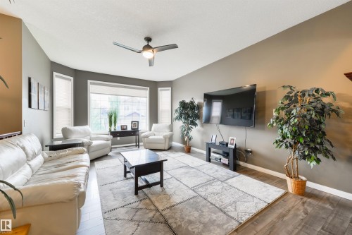 60 Huntington Crescent, Spruce Grove, AB - Indoor Photo Showing Living Room