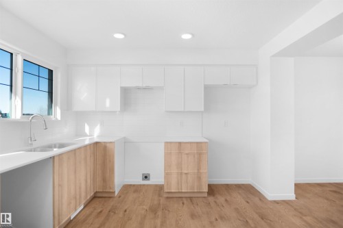 523 Aster Drive, Edmonton, AB - Indoor Photo Showing Kitchen