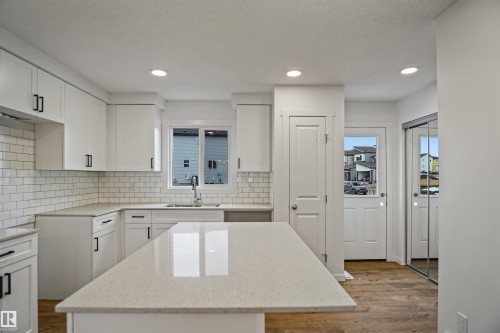 431 Aster Drive, Edmonton, AB - Indoor Photo Showing Kitchen With Upgraded Kitchen